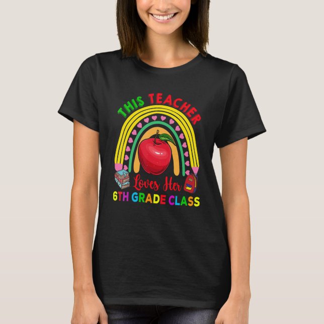 Camiseta This Teacher Loves 6th Grade Class Pencil Rainbow  (Anverso)