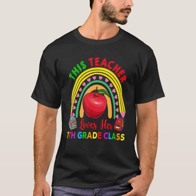 Camiseta This Teacher Loves 7th Grade Class Pencil Rainbow  (Anverso)