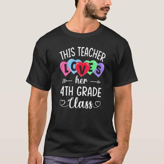 Camiseta THIS TEACHER LOVES HER 4TH GRADE CLASS Shirts Vale (Anverso)