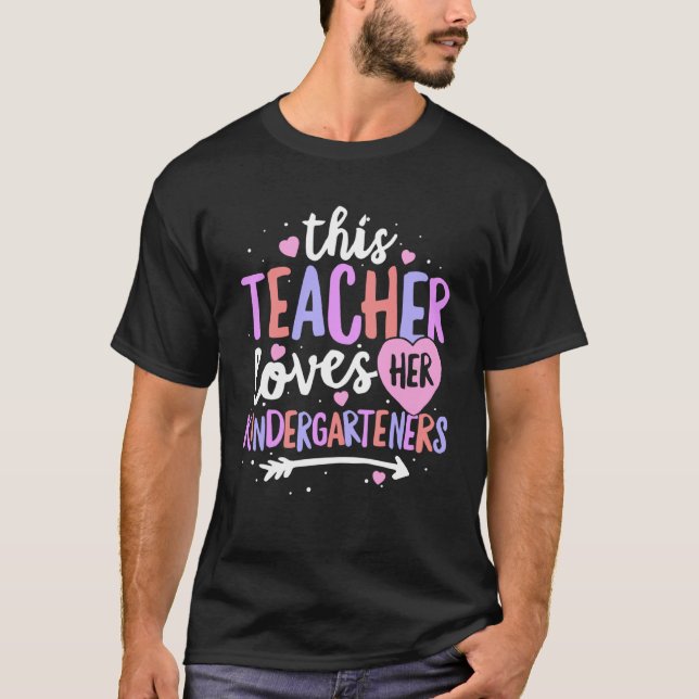 Camiseta This Teacher Loves Her Kindergarteners Valentines  (Anverso)