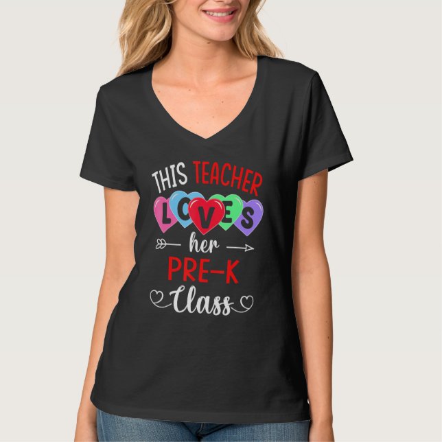 Camiseta THIS TEACHER LOVES HER PRE-K CLASS Shirts Valentin (Anverso)