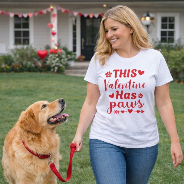 Camiseta This Valentine Has Paws Dog Lover Design (Cute Valentine dog mom shirt with golden retriever vibes, perfect for dog lovers.)
