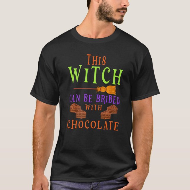 Camiseta This Witch Can Be Bribed With Chocolate Halloween  (Anverso)