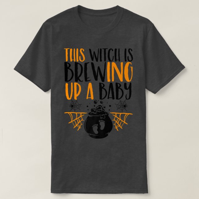 Camiseta This Witch Is Brewing Up a Baby Halloween Pregnant (Diseño del anverso)
