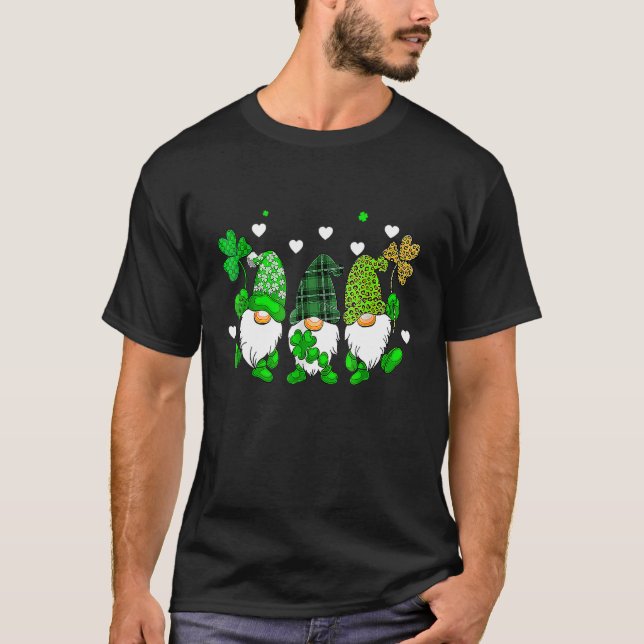 Camiseta Three Gnomes Holding Shamrock Leopard Plaid St Pat (Anverso)