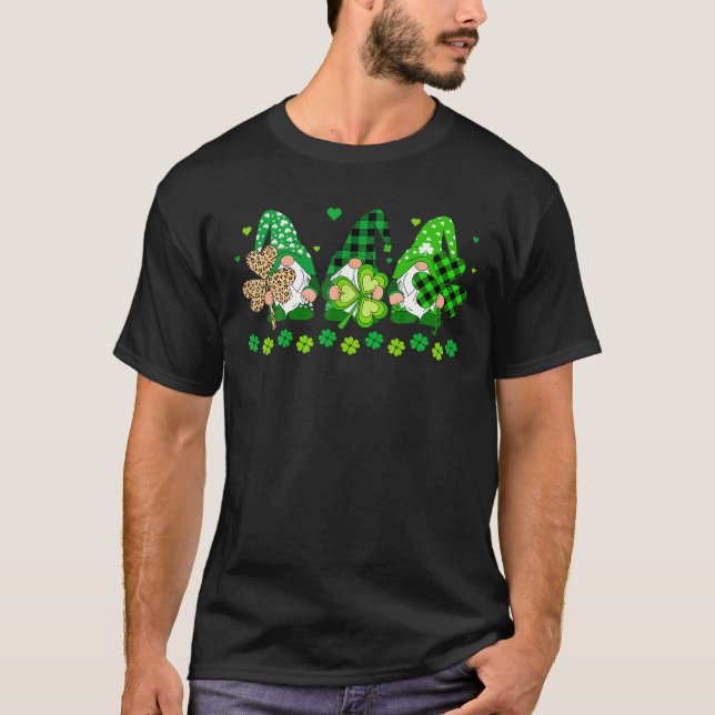 Camiseta Three Gnomes Holding Shamrock Leopard Plaid St Pat (Anverso)