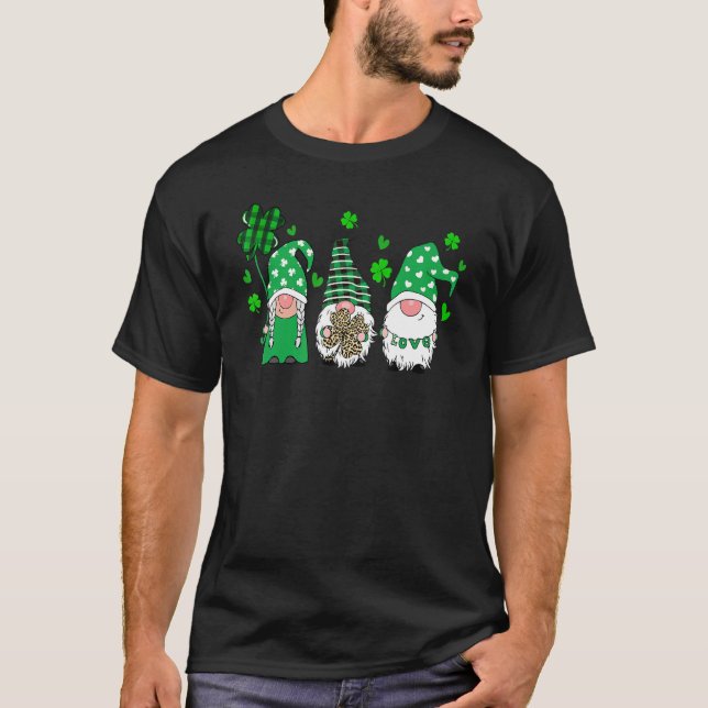 Camiseta Three Gnomes Holding Shamrock Plaid Leopard St Pat (Anverso)