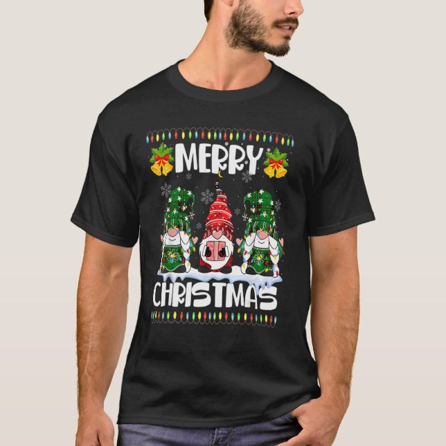 Camiseta Three Gnomes Matching Family Merry Christmas Tree  (Anverso)