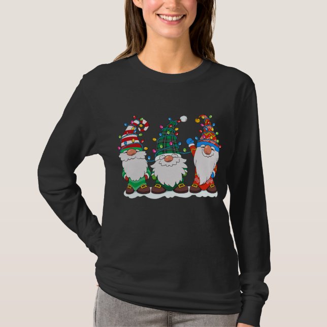 Camiseta Three Gnomes With Hats Funny Gnome Christmas Tree (Anverso)