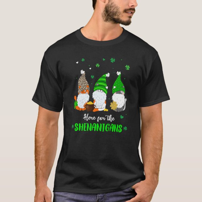 Camiseta Three Irish Gnome St Patricks Day Here For The She (Anverso)