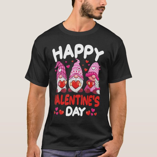Camiseta Three Pink Gnomes Holding Heart Happy Valentine's  (Anverso)