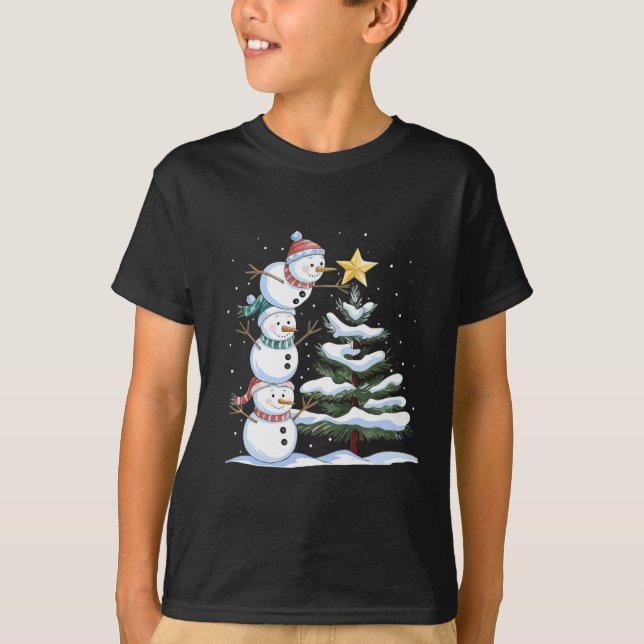 Camiseta Three Snowmen Are Arranging A Christmas Tree Cute  (Anverso)