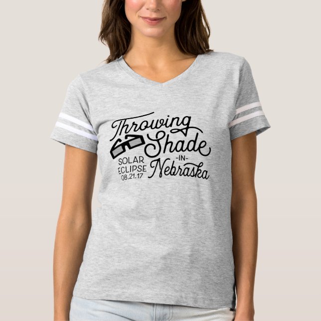 Camiseta Throwing Shade in Nebraska Solar Eclipse (Anverso)