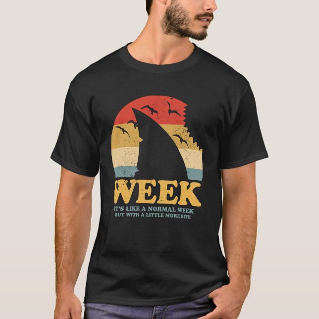 Camiseta Tiburón Es Como Una Semana Normal Pero Con Un Poco (Anverso)