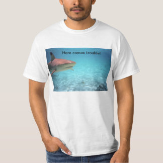 Camiseta Tiburón peligroso en el agua