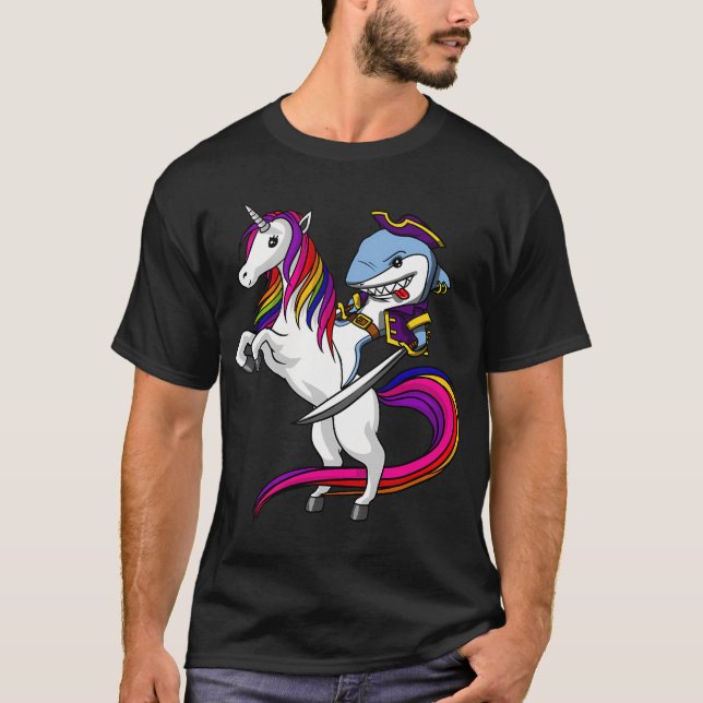 Camiseta Tiburón Pirata Montando Unicornio (Anverso)