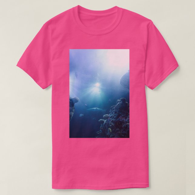 Camiseta Tiburones y luz desde arriba en el acuario de Tenn (Diseño del anverso)