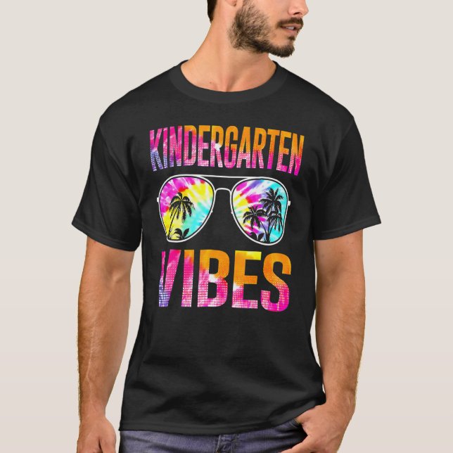 Camiseta Tie Dye Back To School Kindergarten Vibes First Da (Anverso)