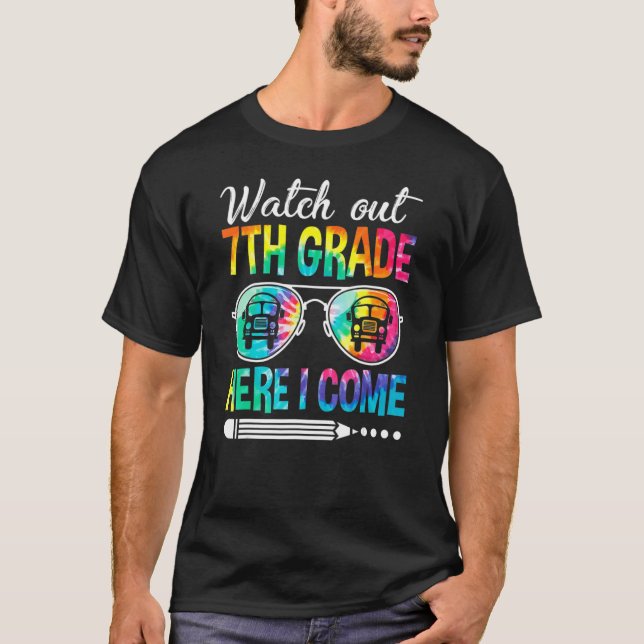 Camiseta Tie Dye Watch De 7º Grado Aquí Vuelvo A Sc (Anverso)