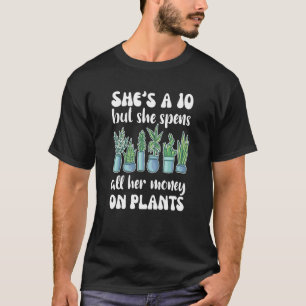 Camiseta Tiene 10 años pero gasta todo su dinero en plantas