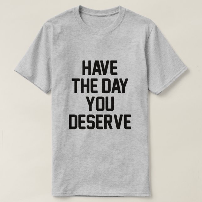 CAMISETA TIENE EL DÍA QUE MERECE (Diseño del anverso)