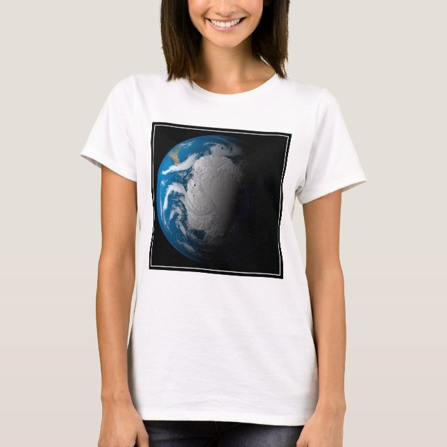 Camiseta Tierra Fuerte Que Muestra Nubes Simuladas Sobre La (Anverso)
