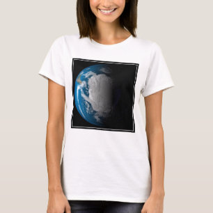 Camiseta Tierra Fuerte Que Muestra Nubes Simuladas Sobre La