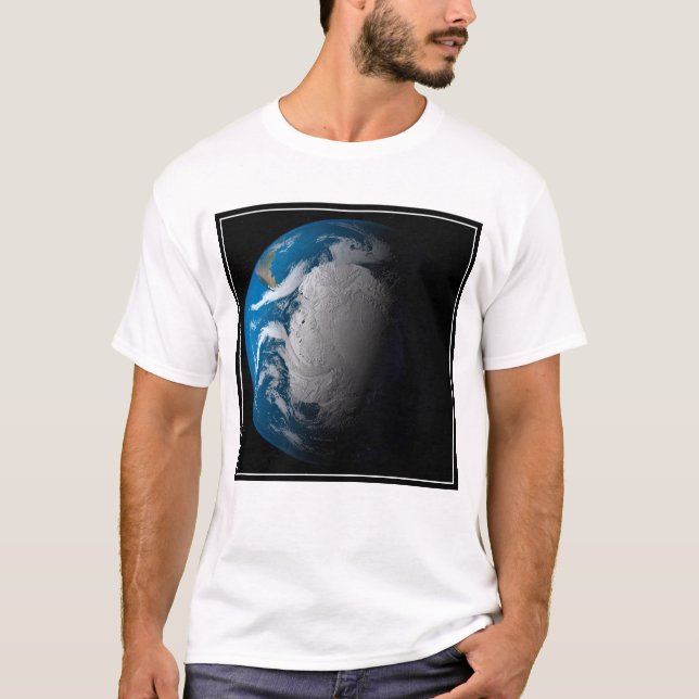 Camiseta Tierra Fuerte Que Muestra Nubes Simuladas Sobre La (Anverso)