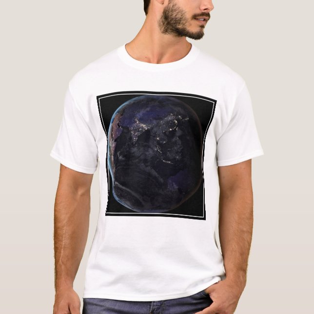 Camiseta Tierra Llena Que Muestra Luces De Asia Por La Noch (Anverso)