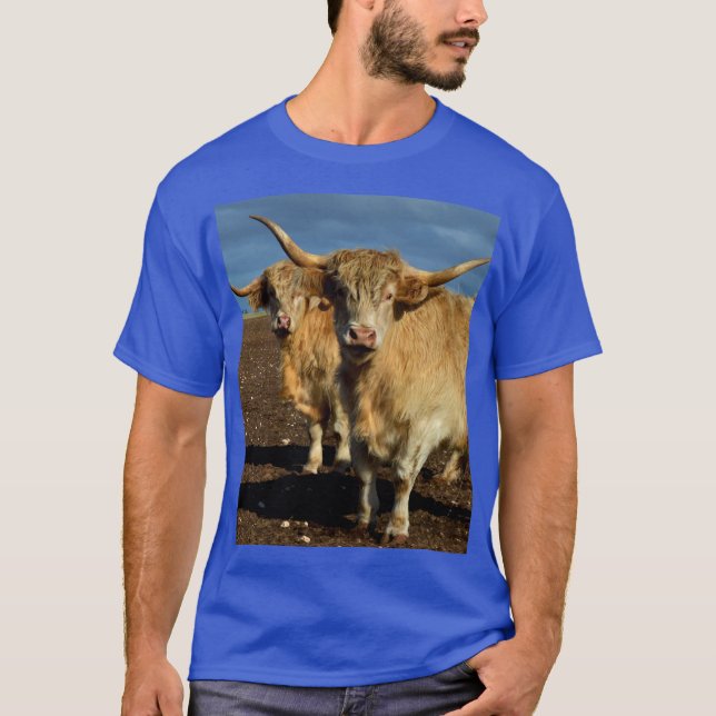 Camiseta Tierras Altas Doradas: La Gracia de las Vacas de C (Anverso)