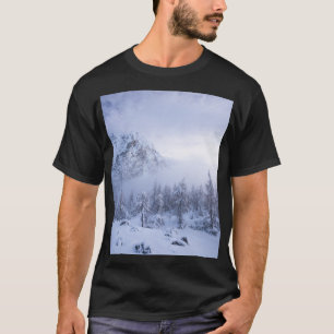 Camiseta Tierras maravillosas del invierno, niebla, bosque