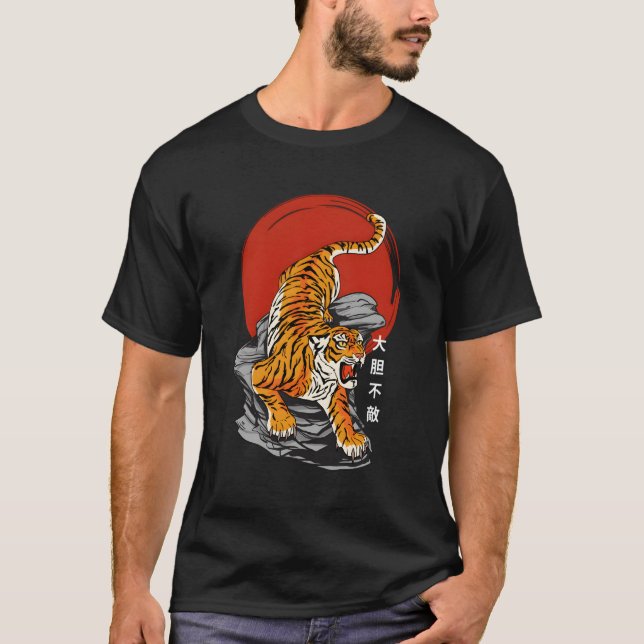 Camiseta Tigre despiadado se pone de pie sobre escritura ka (Anverso)