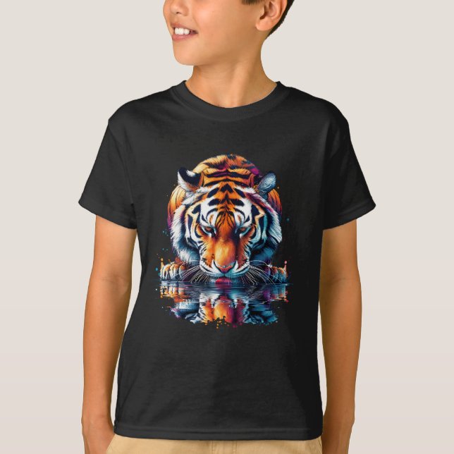 Camiseta Tigre mirando su reflejo en el agua (Anverso)