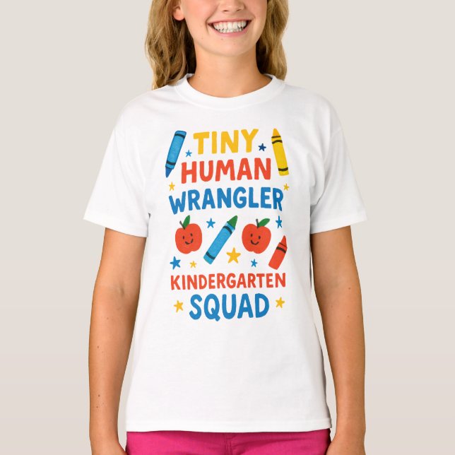 Camiseta Tiny Human Wrangler – Funny Kindergarten Squad Tea (Anverso)