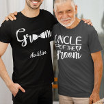 CAMISETA TÍO DEL GRUPO<br><div class="desc">El novio puede tener un primo que querrá mostrar su estatura en el día de la boda de su primo. El texto dice TÍO del GROOM. El mismo texto y color se repite en la parte posterior de esta camiseta. El texto es una imagen para que el color pueda cambiarse...</div>