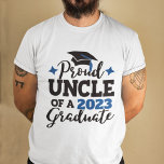 Camiseta Tío orgulloso graduado 2022 tassel azul negro<br><div class="desc">Celebra la graduación de tu sobrina o sobrino con esta moderna camiseta que presenta una tipografía de "TÍO Orgulloso de un graduado de 2022" en azul y negro; personalizar fácilmente esta camiseta con el año de graduación editando el campo de plantilla. Esta camiseta es parte de nuestra "Graduación Familia que...</div>