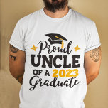 Camiseta Tío orgulloso graduado tassel de oro negro de 2023<br><div class="desc">Celebra la graduación de tu sobrina o sobrino con esta moderna camiseta con una tipografía "Orgullosa TÍO de un graduado de 2023" en negro y oro; personalizar fácilmente esta camiseta con el año de graduación editando el campo de plantilla. Esta camiseta es parte de nuestra "Graduación Familia que coteja camisetas"...</div>
