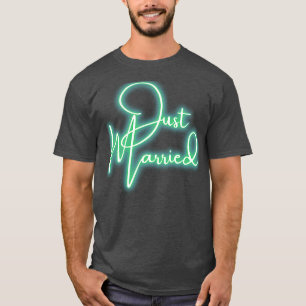 Camiseta Tipo escrito a mano anunciando recién con Green De