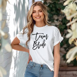 Camiseta Típografía de broche con letras elegantes "Novia d<br><div class="desc">Diseño de fiesta nupcial de moda y moda en una hermosa letra de guión.</div>