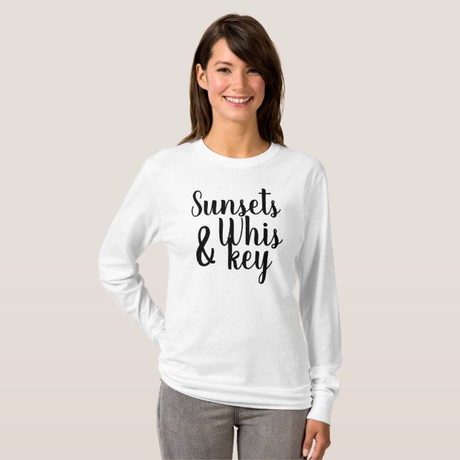 Camiseta Tipografía de SUNSETS y WHISKEY | (Anverso completo)