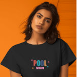 Camiseta Tipografía de verano de natación madre negra T-Shi<br><div class="desc">Personalizado pool nade amante de las camisetas de mamá. Personalizable nadando camiseta de eslogan tipográfico de verano. Personalice la colorida tipografía moderna y la camiseta femenina para madres, mujeres, chicas, amigas, hermanas, modas, profesores de natación, instructores de piscina. gestores de piscinas, reinas de billar. Idea de regalo para el día...</div>