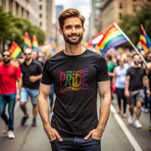 Camiseta Tipografía del orgullo arcoiris - Audaz declaració