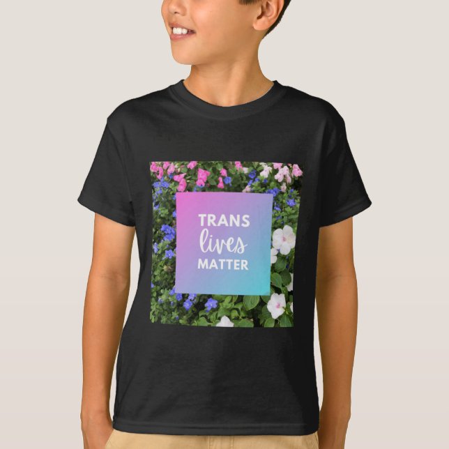 Camiseta Tipografía floral Trans Lives (Anverso)