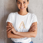 Camiseta Tipografía inicial de color rosa Rubor monograma<br><div class="desc">Un diseño inicial minimalista simple con una tipografía retro vintage en rosa con una sombra dorada. La carta puede ser fácilmente personalizada para crear su propio diseño de monograma!</div>
