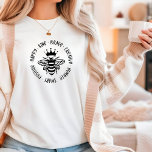Camiseta Tipografía Inspiradora moderna simple de Bee Kind<br><div class="desc">Bee Kind Simple Modern Inspirador Typography Women's Fashion T-Shirt Top presenta el texto "Kind,  Brave,  Creative" en una tipografía de escritura moderna acentuada con una abeja usando una corona. Perfecto como regalo para su cumpleaños,  Navidades,  Día de la Madre,  mejores amigos,  hermanas y más. Diseñado por Evco Studio www.zazzle.com/store/evcostudio</div>