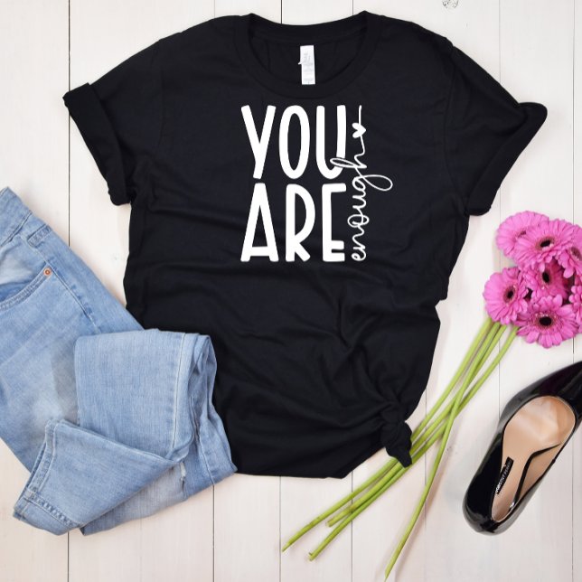 Camiseta Tipografía inspiradora simple eres suficiente (Subido por el creador)