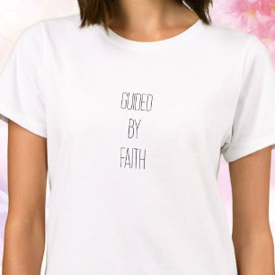 Camiseta Tipografía minimal cristiana guiada por la fe