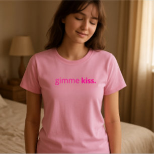Camiseta Tipografía Moderna Dame Un Beso Texto Rosa