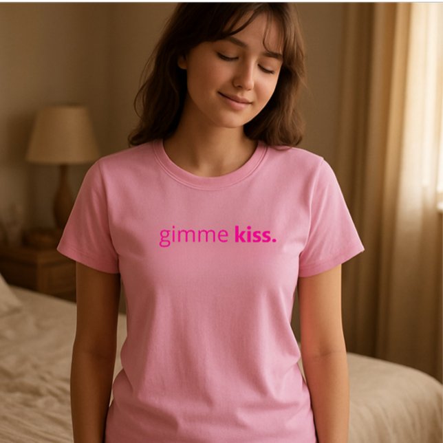 Camiseta Tipografía Moderna Dame Un Beso | Texto Rosa (Gimme kiss is a cute t-shirt design. )