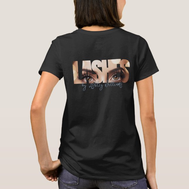 Camiseta Tipografía moderna "LASHES by" artista de latigazo (Reverso)